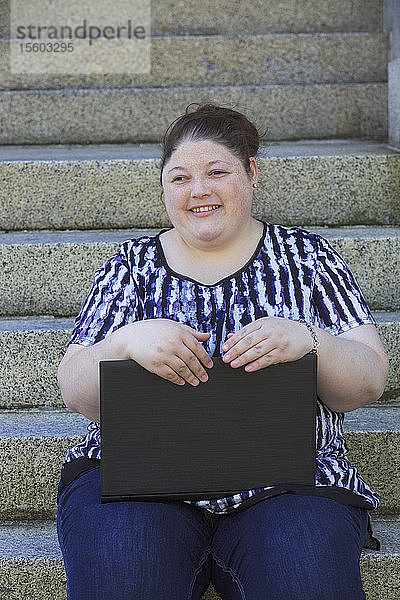 Frau mit Sehbehinderung an ihrem Computer