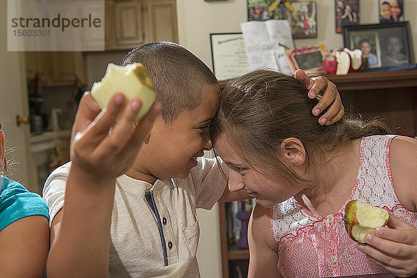 Hispanischer Junge mit Autismus spielt mit seiner Schwester zu Hause