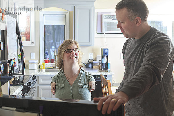 Frau mit TAR-Syndrom und ihr Ehemann benutzen ihren Computer zu Hause