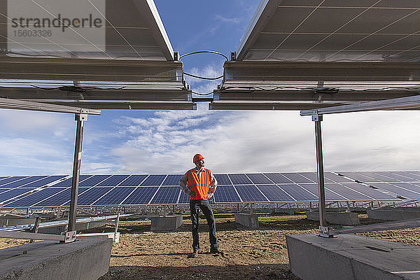 Energietechniker vor einer Fotovoltaikanlage