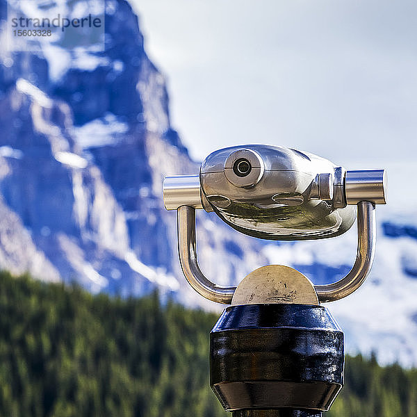 Fernglas mit Blick auf die kanadischen Rocky Mountains und den Wald entlang des Icefield Parkway  Improvement District No. 12; Alberta  Kanada