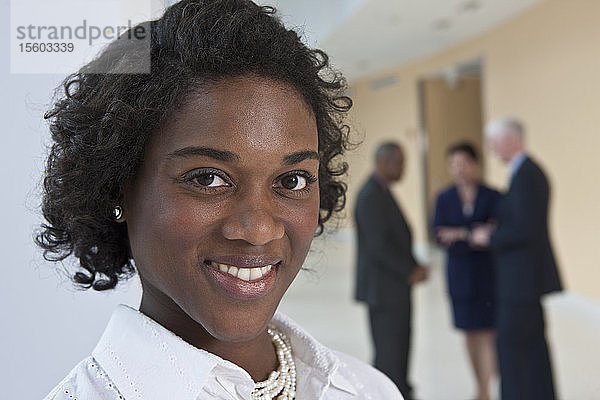 Porträt einer lächelnden jamaikanischen Geschäftsfrau