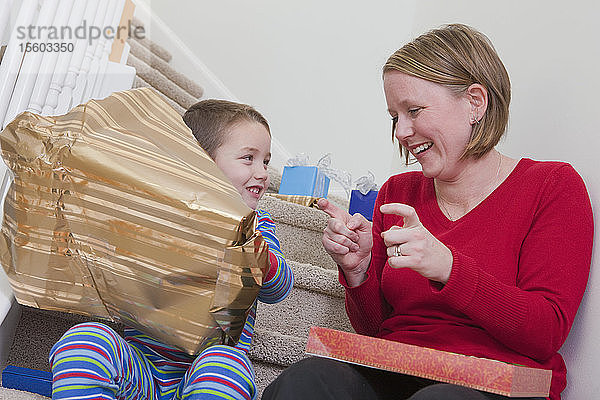 Frau  die das Wort Geschenk in amerikanischer Zeichensprache gebärdet  während sie mit ihrem Sohn kommuniziert