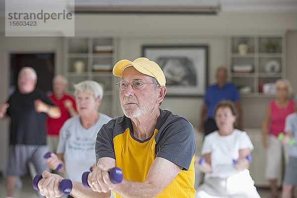 Ältere Menschen trainieren im Fitnessstudio