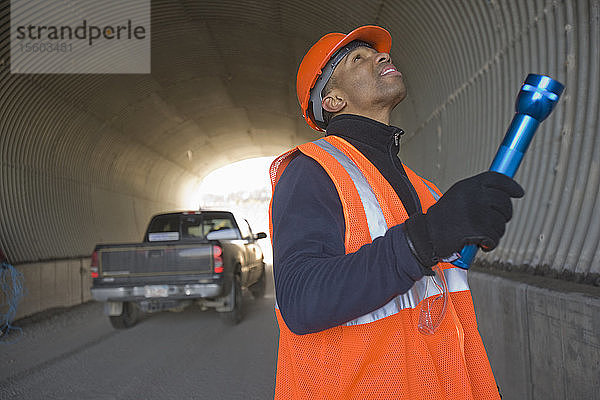 Ingenieur bei der Inspektion eines Tunnels