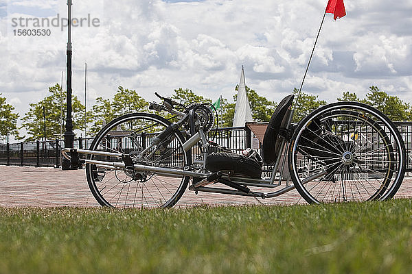 Handbike für Behindertensportveranstaltung in einem Park