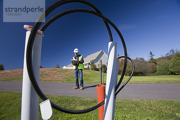 Kabelinstallateur bei Arbeiten an der Verkabelung außerhalb eines Hauses