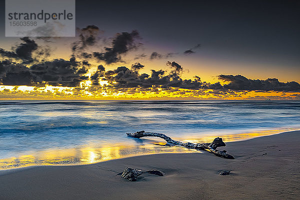 Sonnenaufgang über dem Pazifischen Ozean vom Ufer des Lydgate Beach; Kapaa  Kauai  Hawaii  Vereinigte Staaten von Amerika