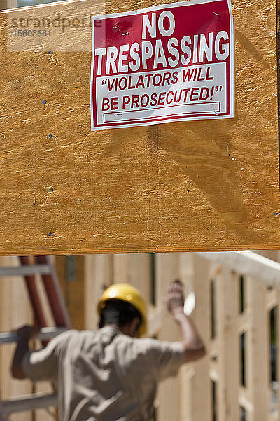 Schild Betreten verboten  Zuwiderhandlungen werden strafrechtlich verfolgt am Holzbalken während der Bauarbeiten