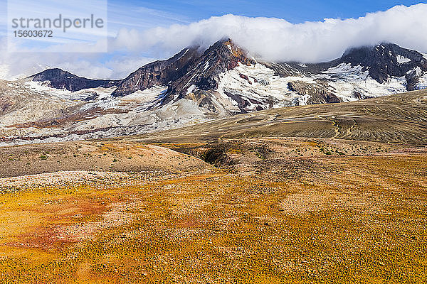Der südöstliche Gipfel des Trident-Vulkans erhebt sich über sanfte  mit Asche und Bimsstein bedeckte Hügel im Tal der zehntausend Rauchschwaden im Katmai National Park and Preserve; Alaska  Vereinigte Staaten von Amerika