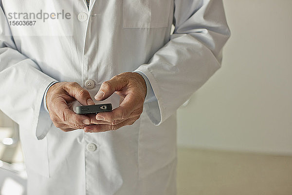 Arzt überprüft sein Mobiltelefon