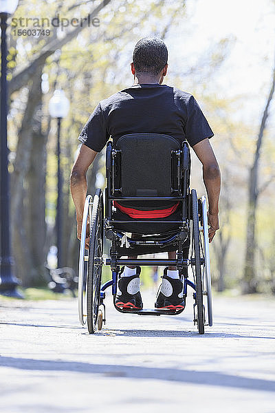 Mann im Rollstuhl  der an Rückenmarkshautentzündung erkrankt war