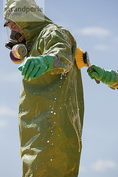 HazMat-Feuerwehrmann erhält Dekontaminationswäsche