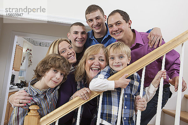 Porträt einer glücklichen Familie auf einer Treppe
