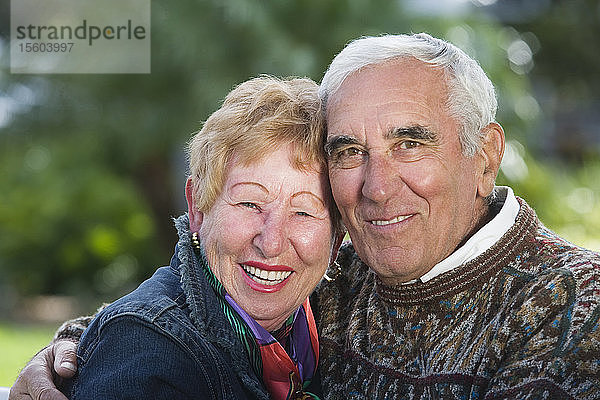 Porträt eines lächelnden älteren Paares.