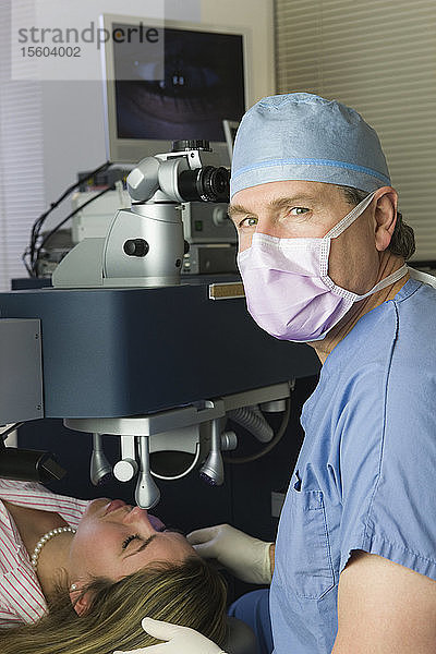 Patient  der sich einer LASIK-Operation unterzieht