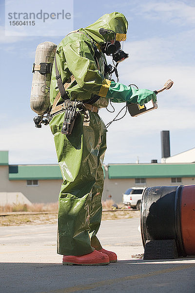 HazMat-Feuerwehrmann misst Strahlung