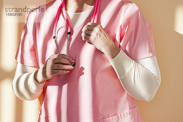 Mittelschnittansicht einer Krankenschwester mit Stethoskop