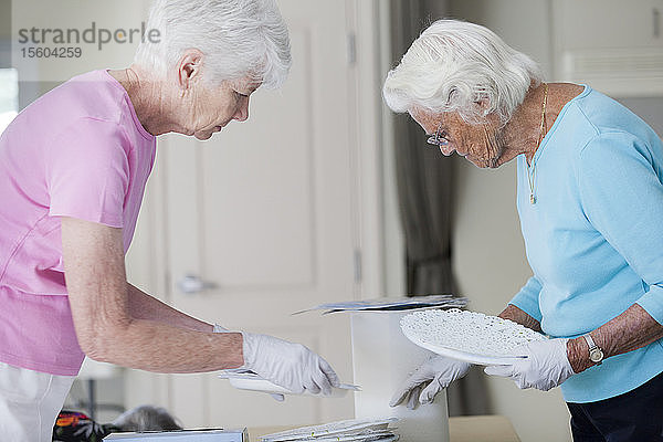 Ältere Frauen bei der Vorbereitung eines Mittagessens