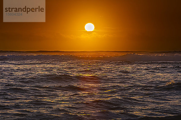 Heller goldener Sonnenaufgang über dem Pazifischen Ozean; Kauai  Hawaii  Vereinigte Staaten von Amerika