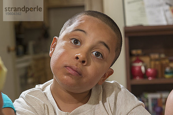 Porträt eines hispanischen Jungen mit Autismus zu Hause