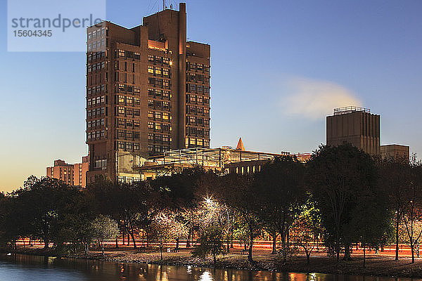 Storrow Drive in der Morgendämmerung mit der Boston University im Hintergrund  Charles River  Boston  Massachusetts  USA