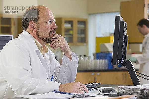 Labortechniker bei der Arbeit an einem Computer