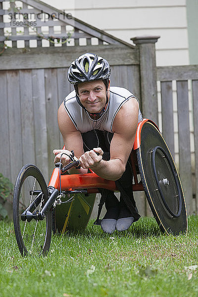 Mann mit Querschnittslähmung im Behindertenrennrad