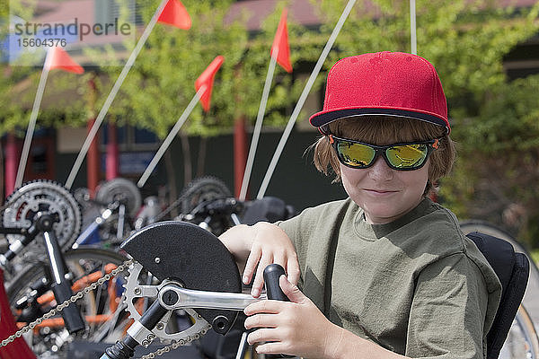 Junge mit degenerativer Krankheit nimmt an Handbike-Rennen teil