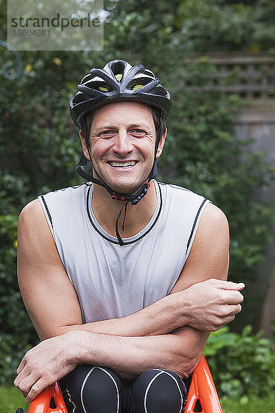 Mann mit Querschnittslähmung im Behindertenrennrad