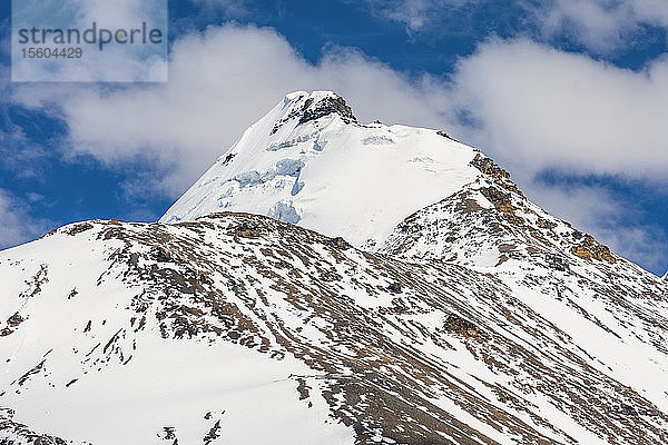 Der Gipfel des Black Cap ragt in der Alaska Range in den Himmel; Alaska  Vereinigte Staaten von Amerika