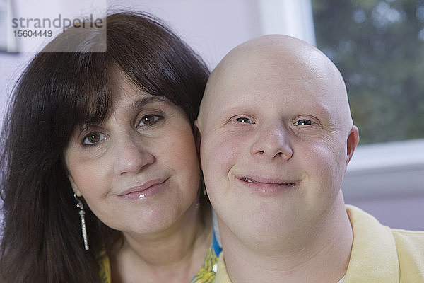 Porträt einer Frau mit ihrem Sohn mit Down-Syndrom