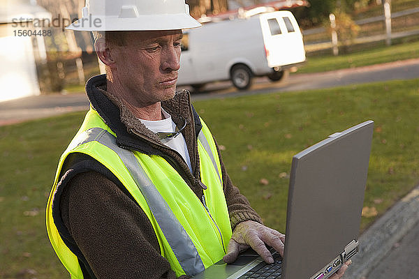 Kabelinstallateur mit Laptop