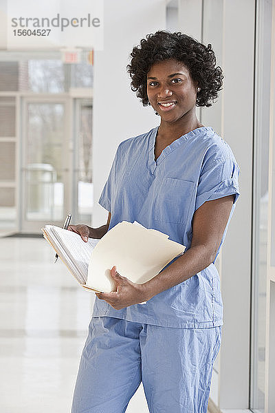Porträt einer lächelnden jamaikanischen Krankenschwester