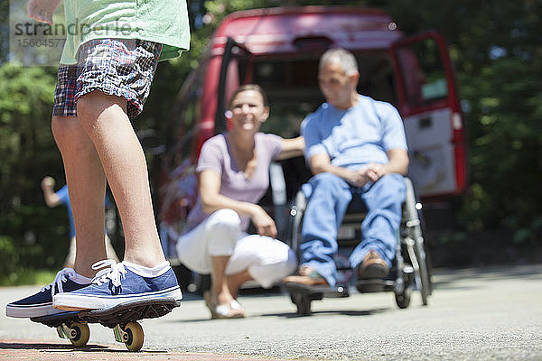 Ehepaar beobachtet ihren Sohn auf dem Skateboard