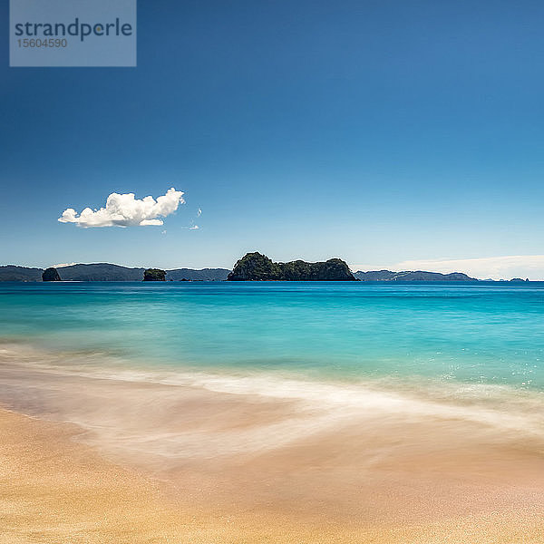 Strand und strahlend blaues Wasser entlang der Coromandel-Halbinsel; Nordinsel  Neuseeland