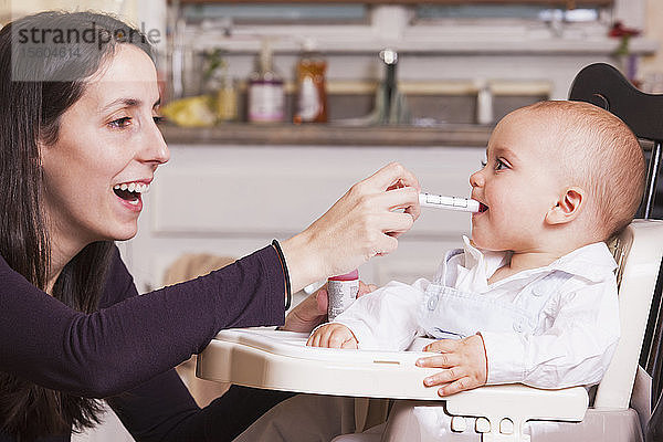 Mutter gibt ihrem Sohn Medizin