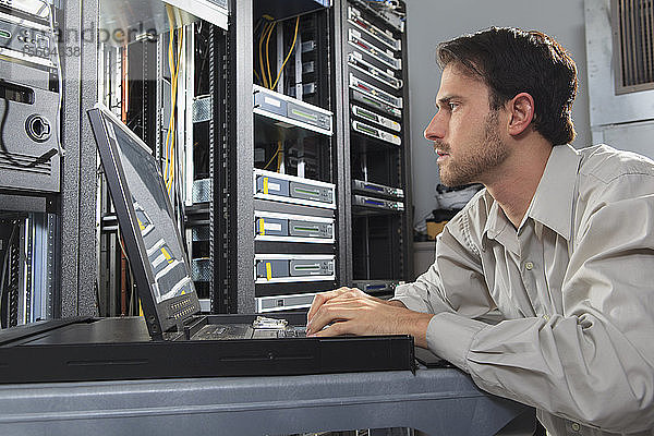 Netzwerktechniker im Kabel-Server-Raum Programmierung von Konfigurationen