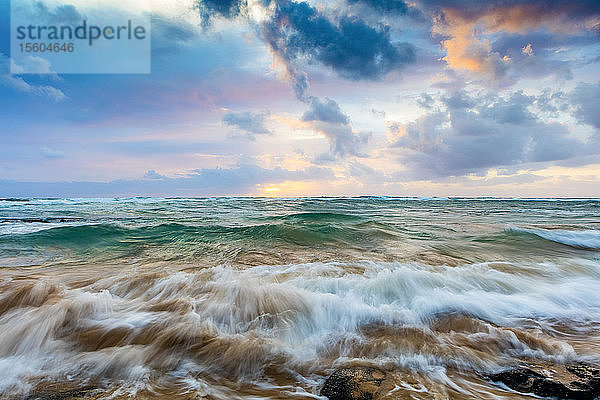 Sonnenaufgang über Lydgate Strand und Meer; Kapaa  Kauai  Hawaii  Vereinigte Staaten von Amerika