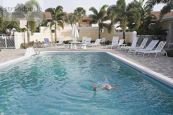 Älterer Mann in einem Schwimmbad  Florida  USA