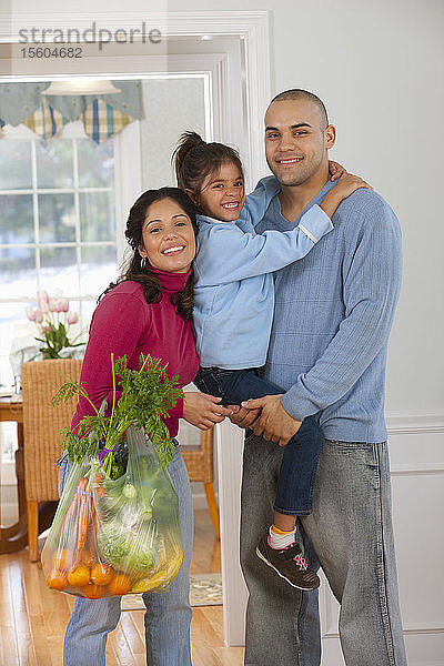 Porträt einer lächelnden hispanischen Familie