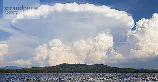 Kumulonimbuswolken über dem Lake Umbagog  New Hampshire  USA