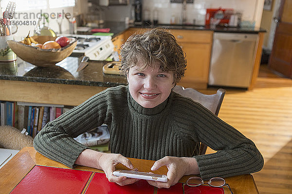 Frau mit Sjogren-Larsson-Syndrom benutzt ein Smartphone
