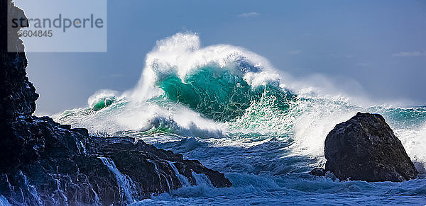 Tropische Meereswelle  die an der Küste kracht und plätschert; Hawaii  Vereinigte Staaten von Amerika