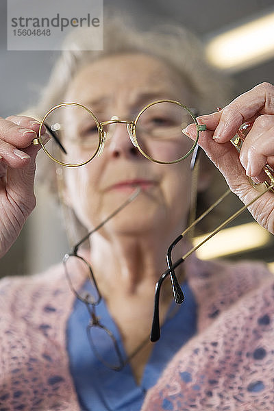 Blick auf eine verwirrte Frau mit Brille.