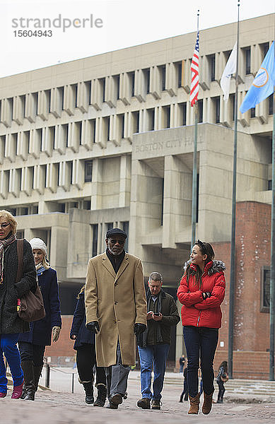 Menschen  die vor dem Boston City Hall  Government Center  Boston  Suffolk County  Massachusetts  USA spazieren gehen