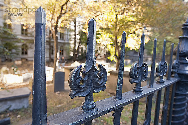 Schmiedeeiserner Zaun am King's Chapel Burial Ground  Tremont Street  Boston  Massachusetts  USA