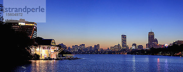 Skyline bei Sonnenaufgang am Charles River  Boston  Massachusetts  USA