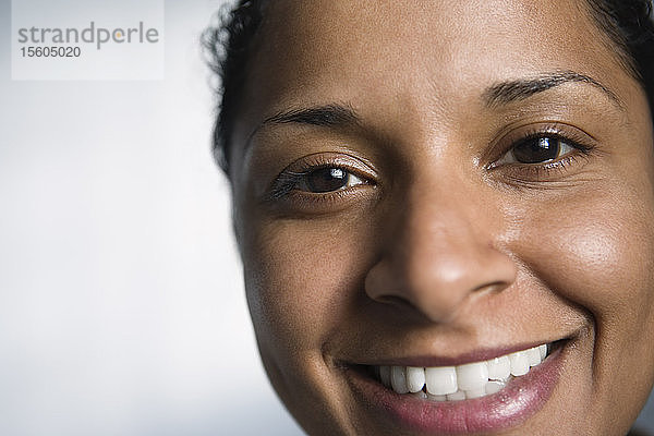 Porträt einer lächelnden afroamerikanischen Frau.