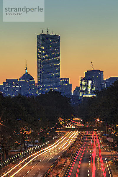 Storrow Drive in der Morgendämmerung mit Skyline im Hintergrund  Boston  Massachusetts  USA